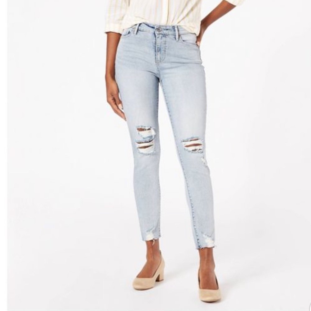 Levis High Rise Skinny Jean- NEW WITH TAGS